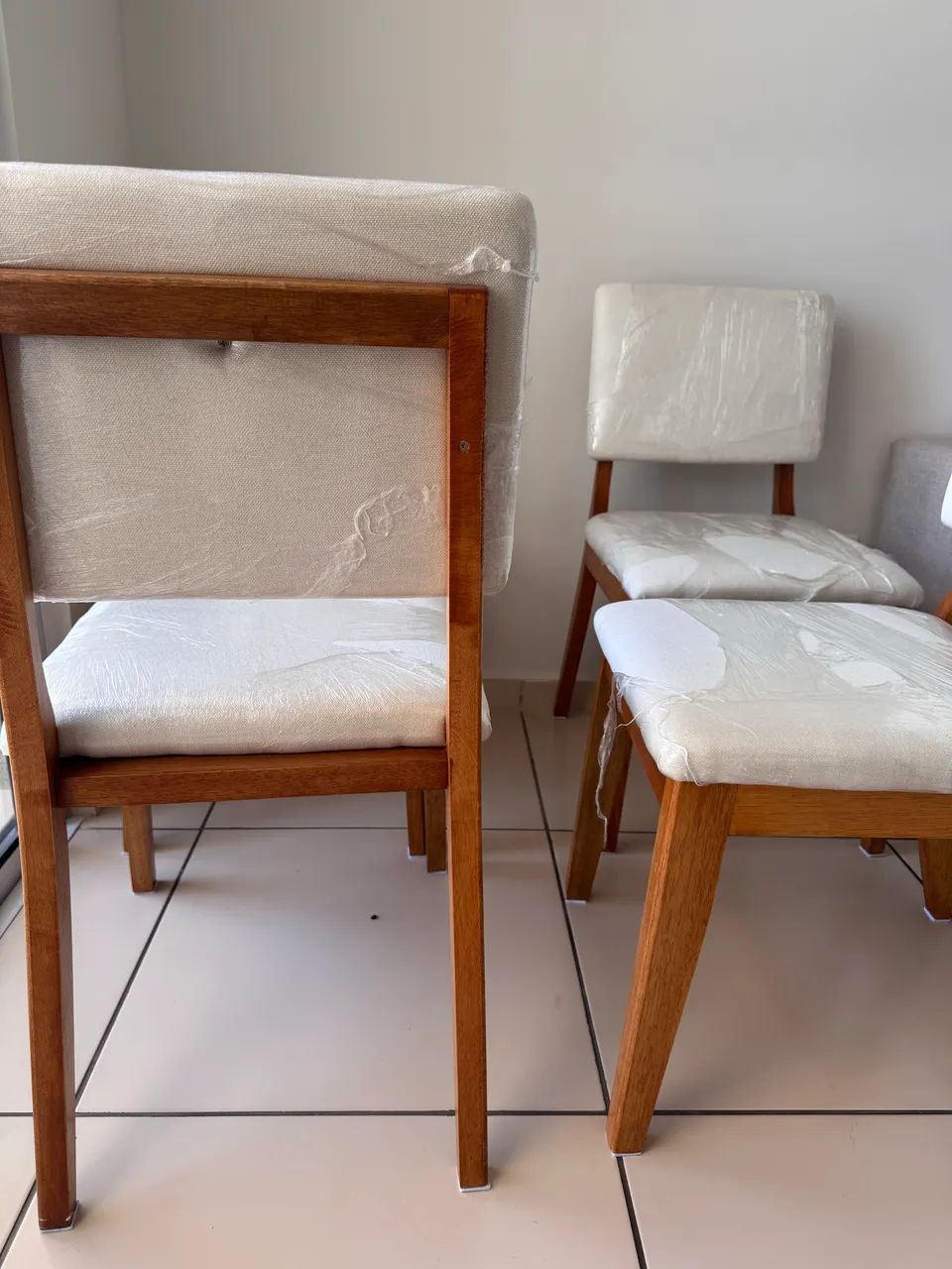 4 cadeiras de madeira com estofado off-white - Foto 4