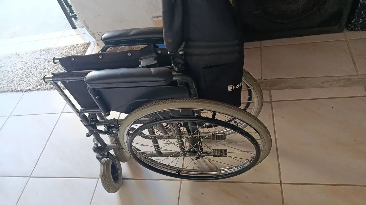 Vendo cadeira de roda - Foto 3