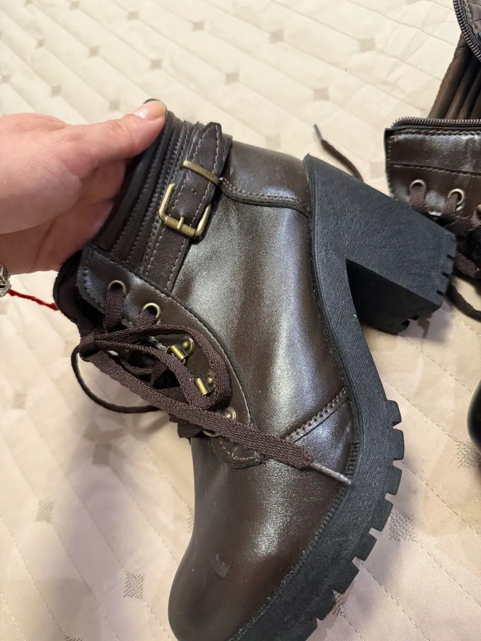 Bota marrom 