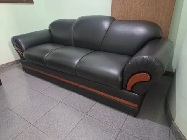 Sofá de couro preto 3 lugares