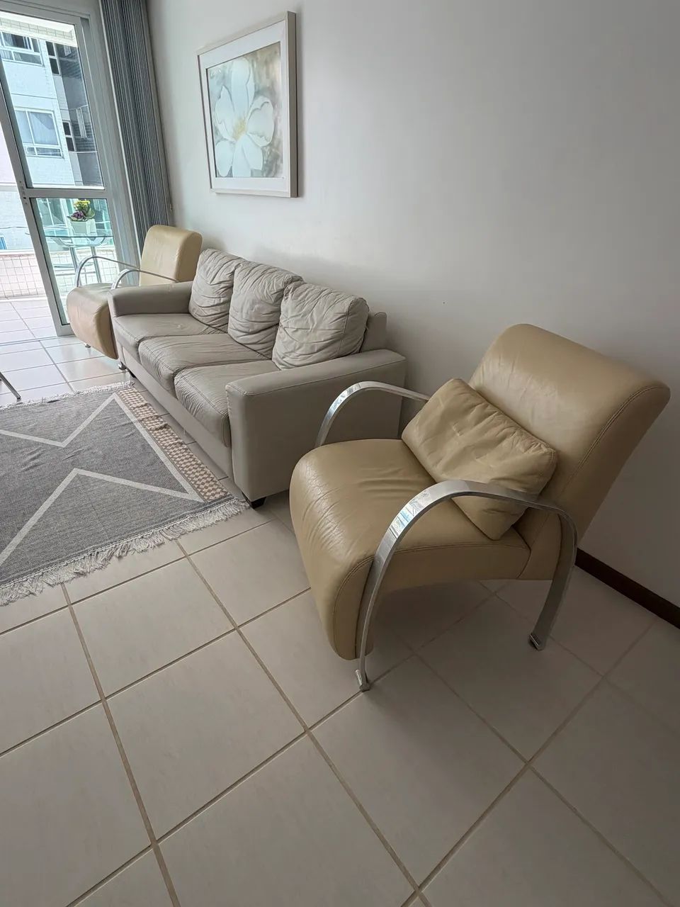 Vendo Sofá 3 Lugares e 2 Potronas de Couro - Foto 4