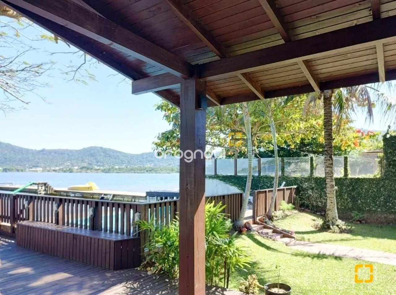 Propriedade à venda às margens da Lagoa da Conceição