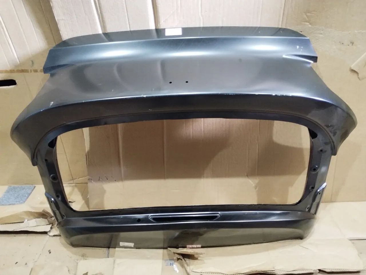 Tampa porta-malas Onix plus Hatch 2020 2024 original nova detalhe