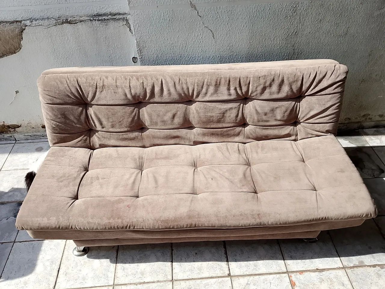 SOFÁ CAMA COM PÉS REFORÇADOS