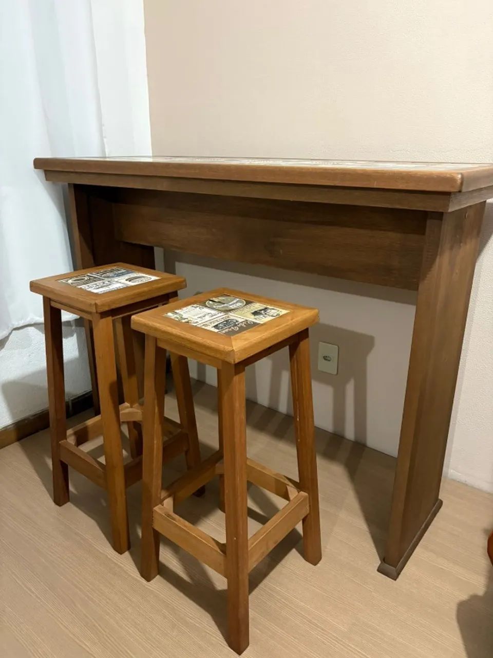Bancada alta de azulejos com 2 banquetas de madeira  - Foto 4