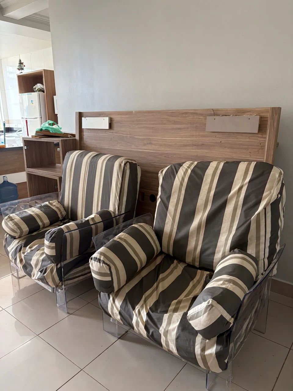 Poltronas com base em acrílico  - Foto 2