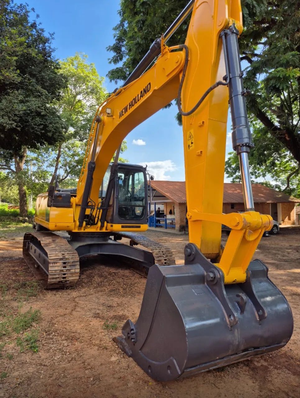 Escavadeira New Holland E 215 B ano 2014, com 5.000 horas, ar condicionado, em SP - Foto 4