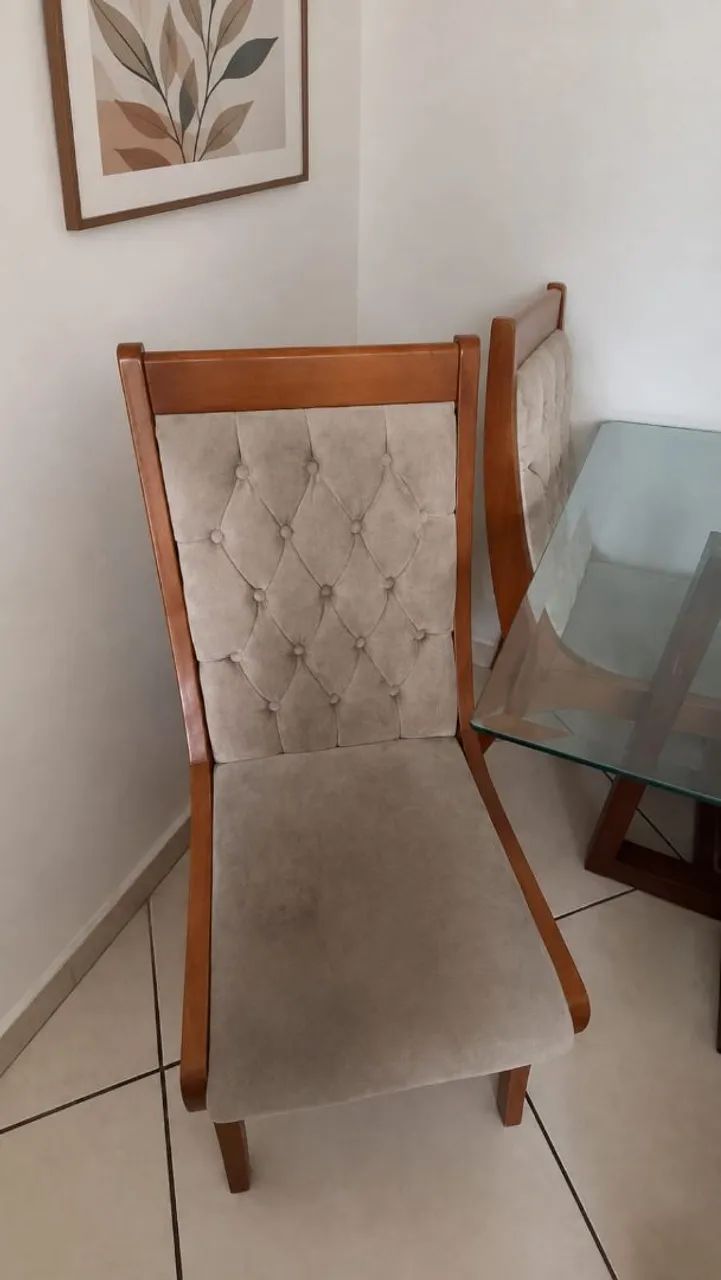 Mesa em madeira ,de vidro com 4 cadeiras  - Foto 2