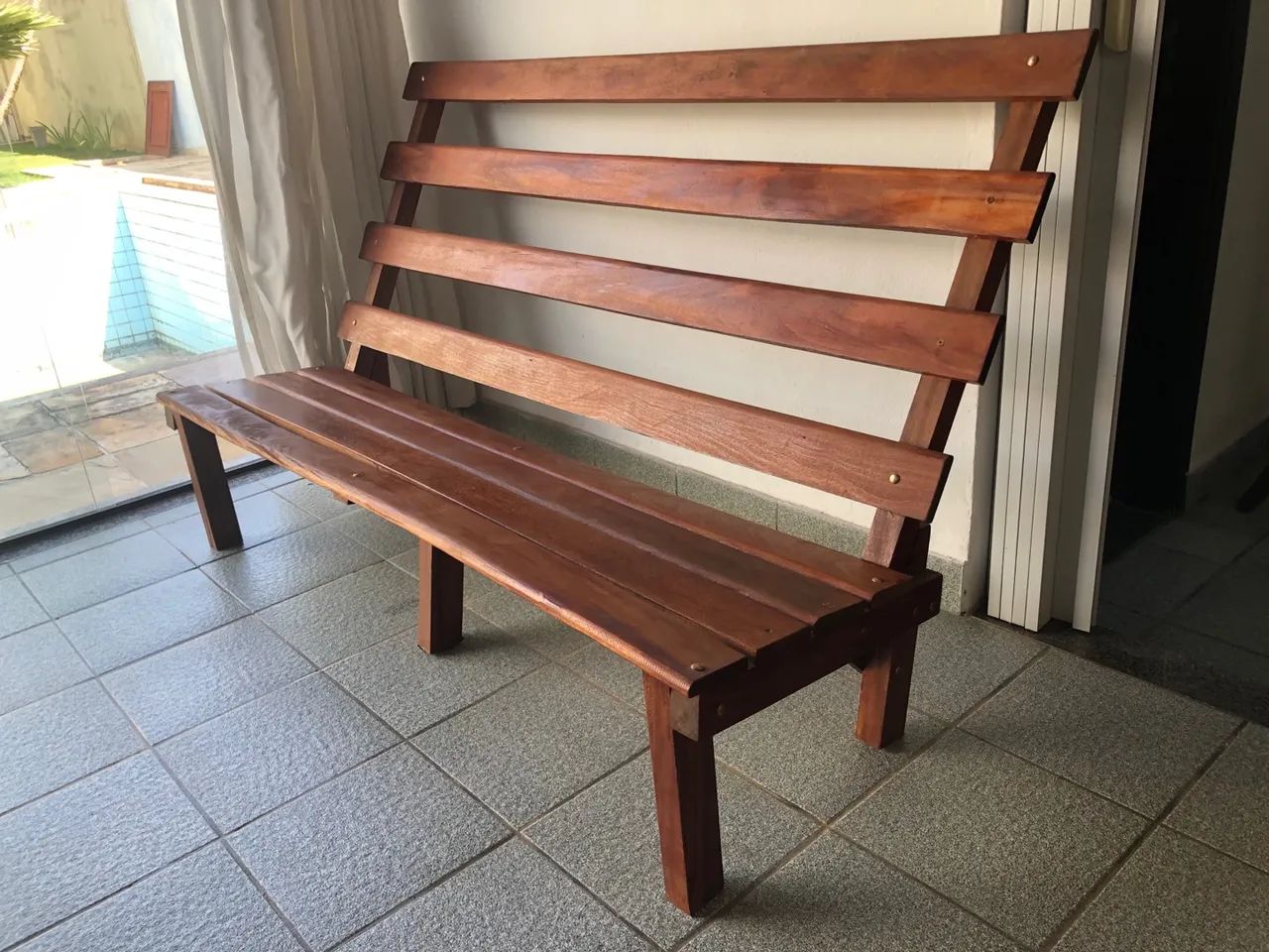 Banco Rústico de Madeira Maciça com almofadas Laváveis é Impermeável em Excelente Estado  - Foto 4