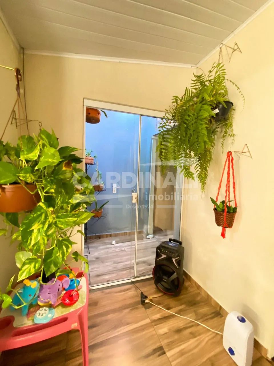 Casa com piscina e barracão, com ótima localização - Foto 4