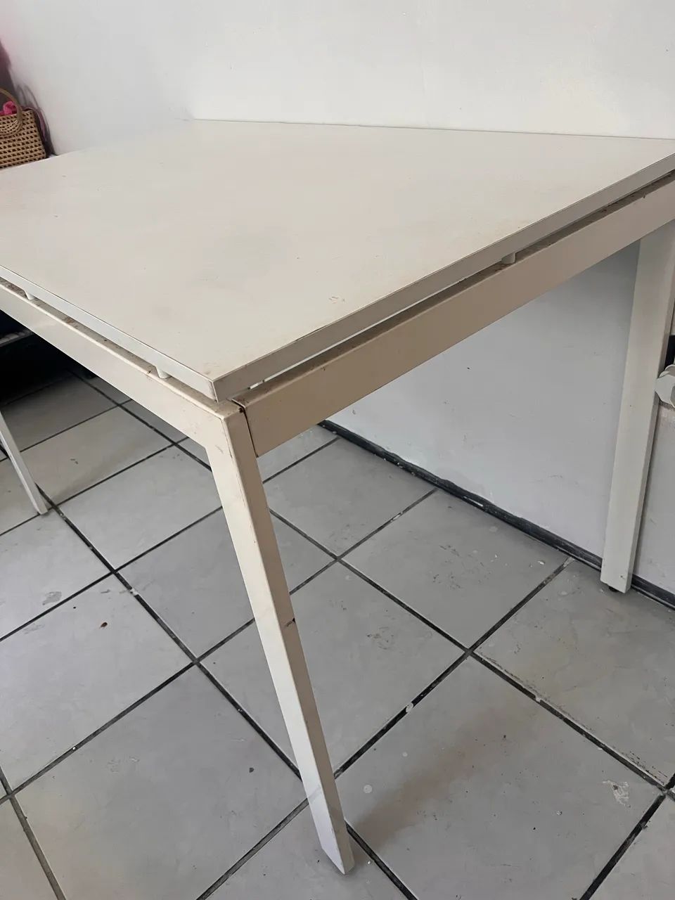Duas mesas tampo MDF e base de ferro