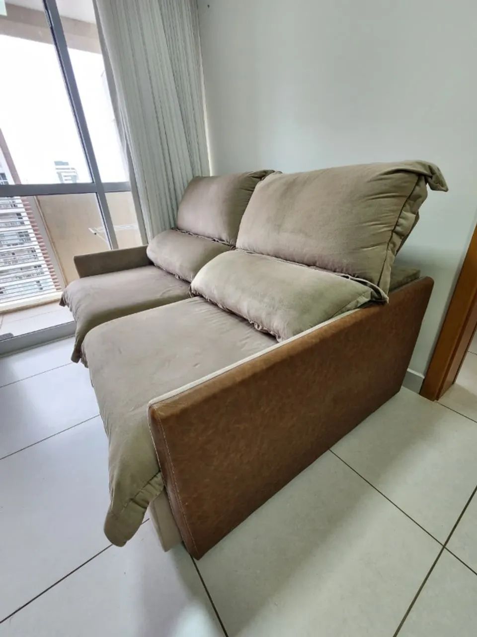 High-Quality Sofa – Retractable and Reclining with Slim Leather Armrests