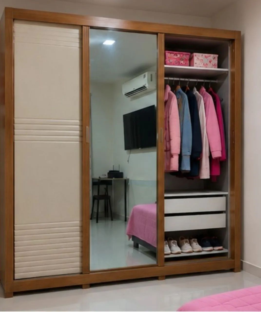 Guarda- roupa 3 portas de correr. Com espaço  e em bom estado de uso. - Foto 2