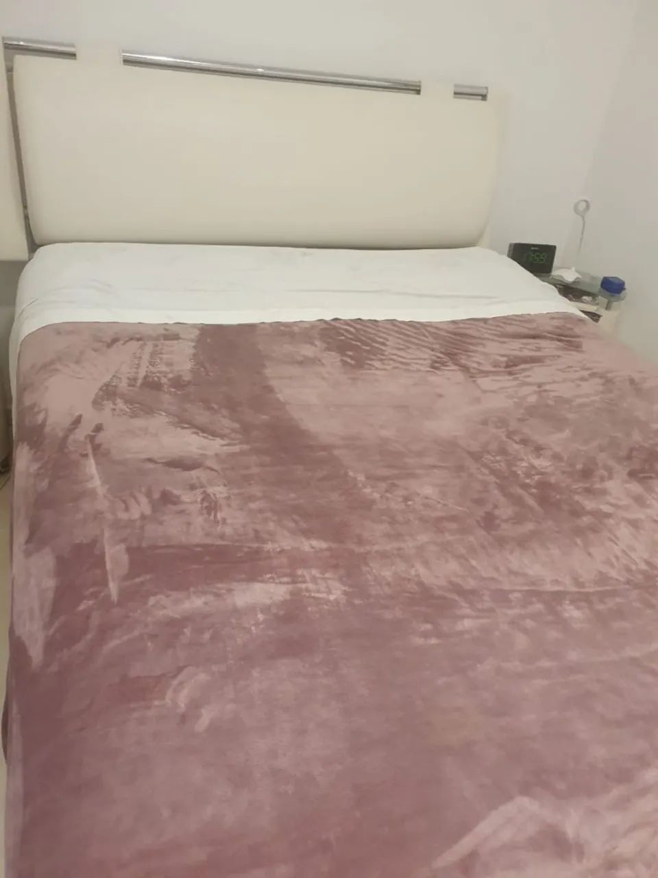 Kit de cama, colchão com massagem, box e cabeceira.