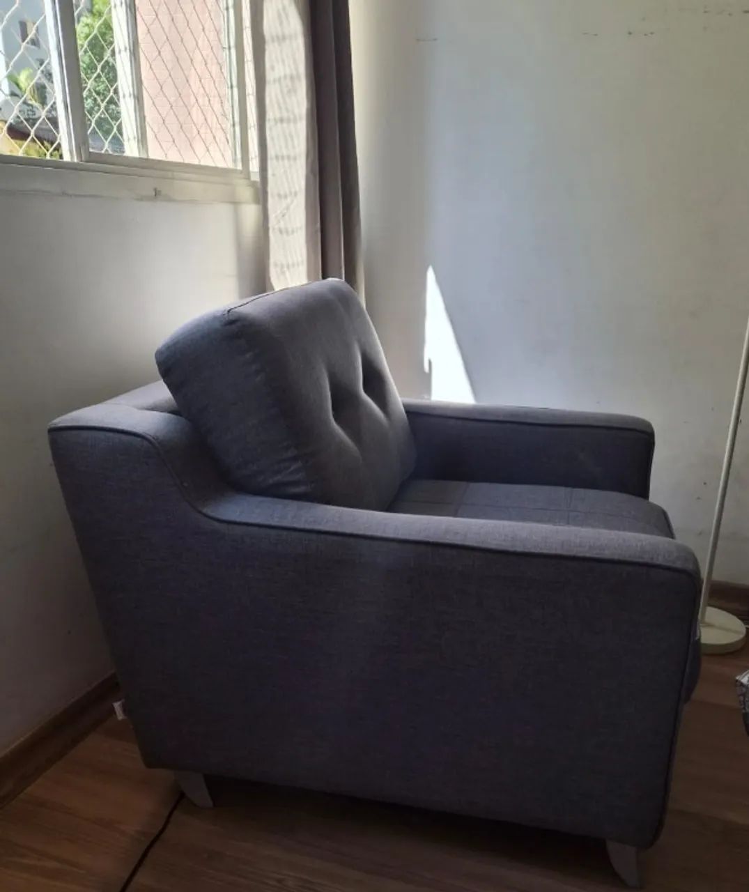 Poltrona cinza ampla e confortável - bom estado - Foto 2