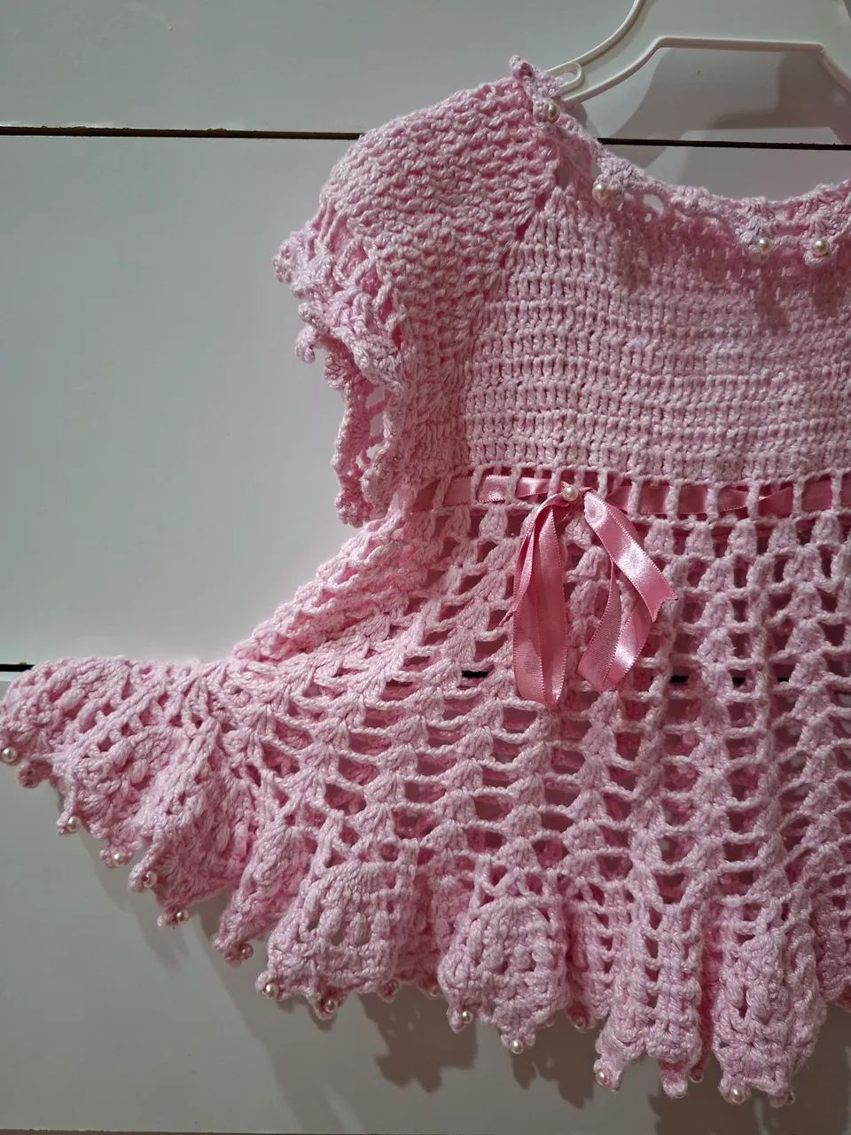 VESTIDO DE CROCHÊ ROSA COM PÉROLAS  - Foto 2