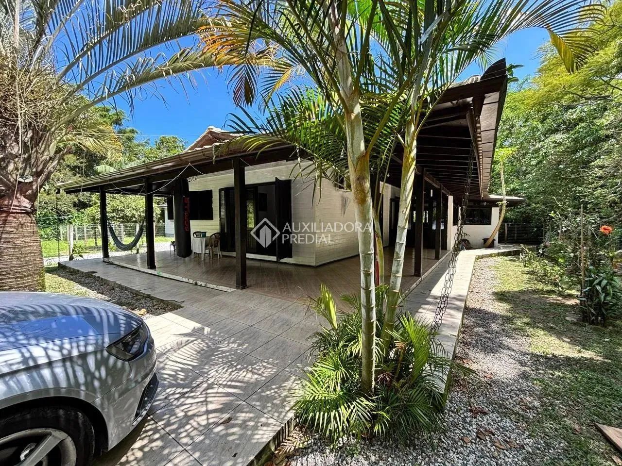 Auxilaidora Predial aluga, Casa ampla e espaçosa com terreno grande e arborizado, 3 quarto