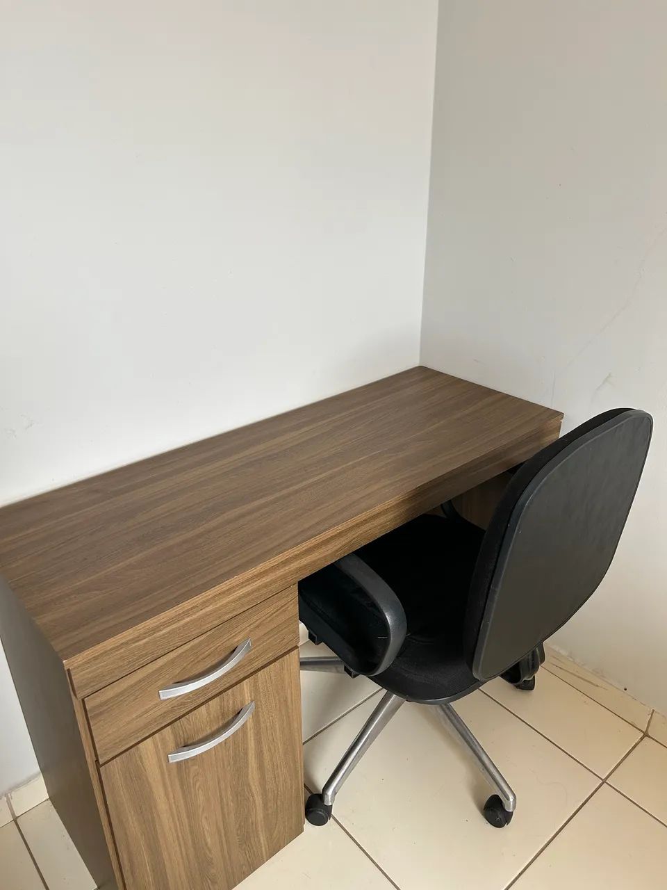 Mesa com duas gavetas e uma cadeira  - Foto 2