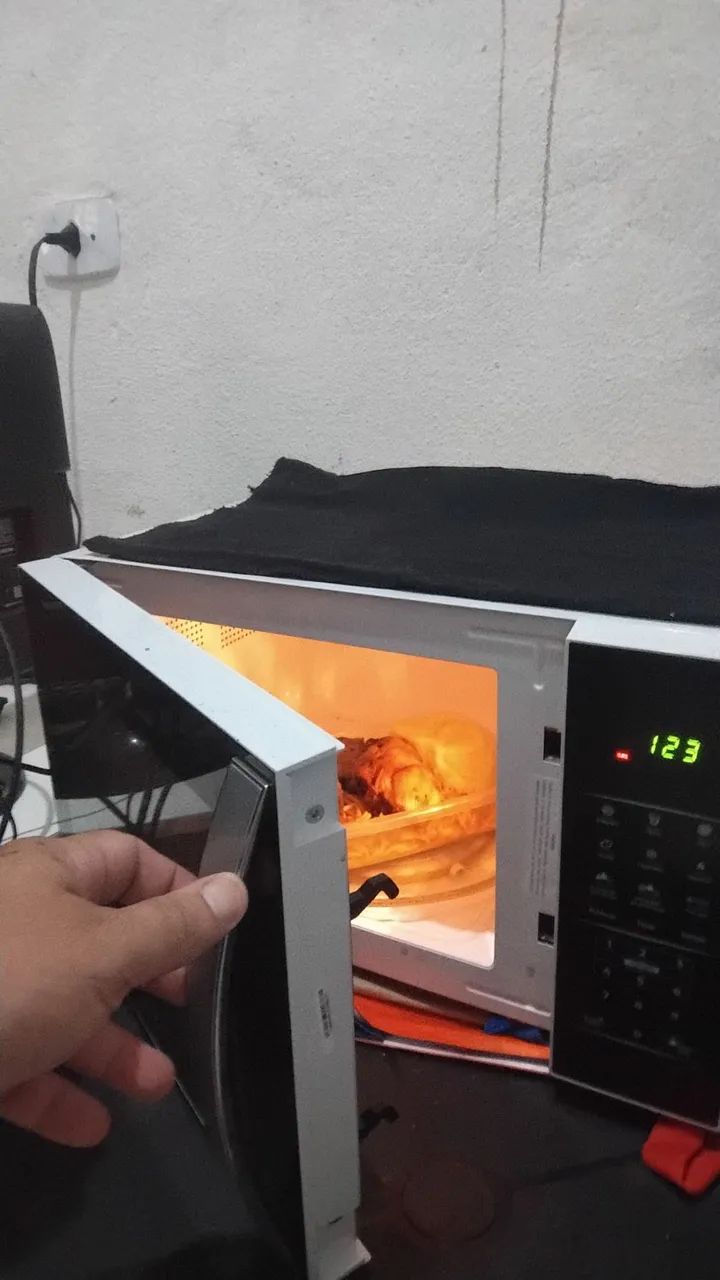 Microondas Britânia 