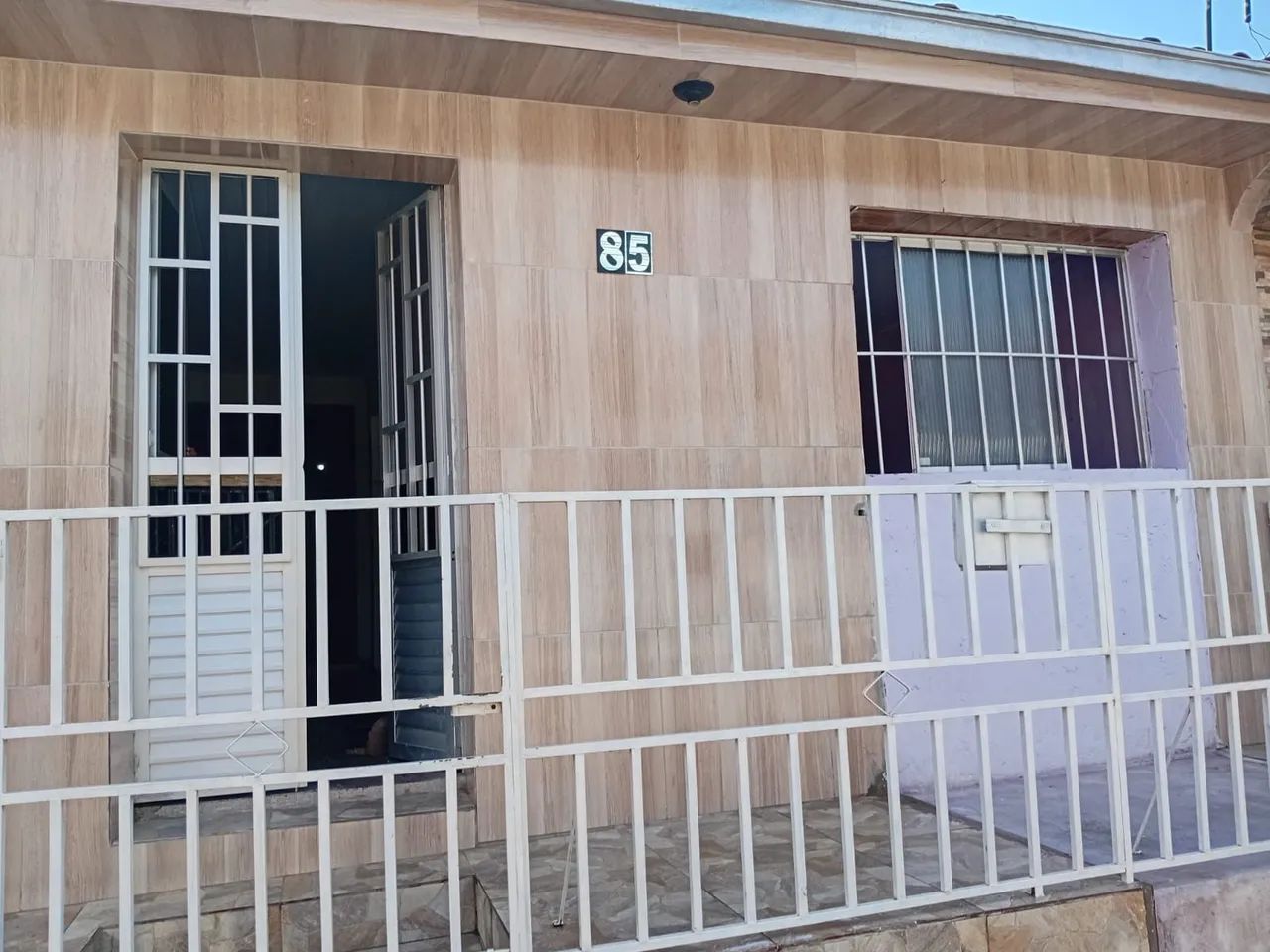 Vense-se essa casa localizada em rio largo.