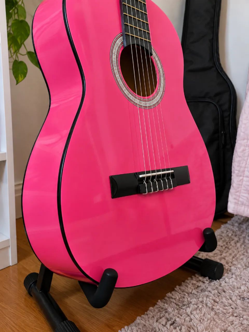 Violão Rosa com Capa - Pouquíssimo Uso e Muito Conservado - Foto 3