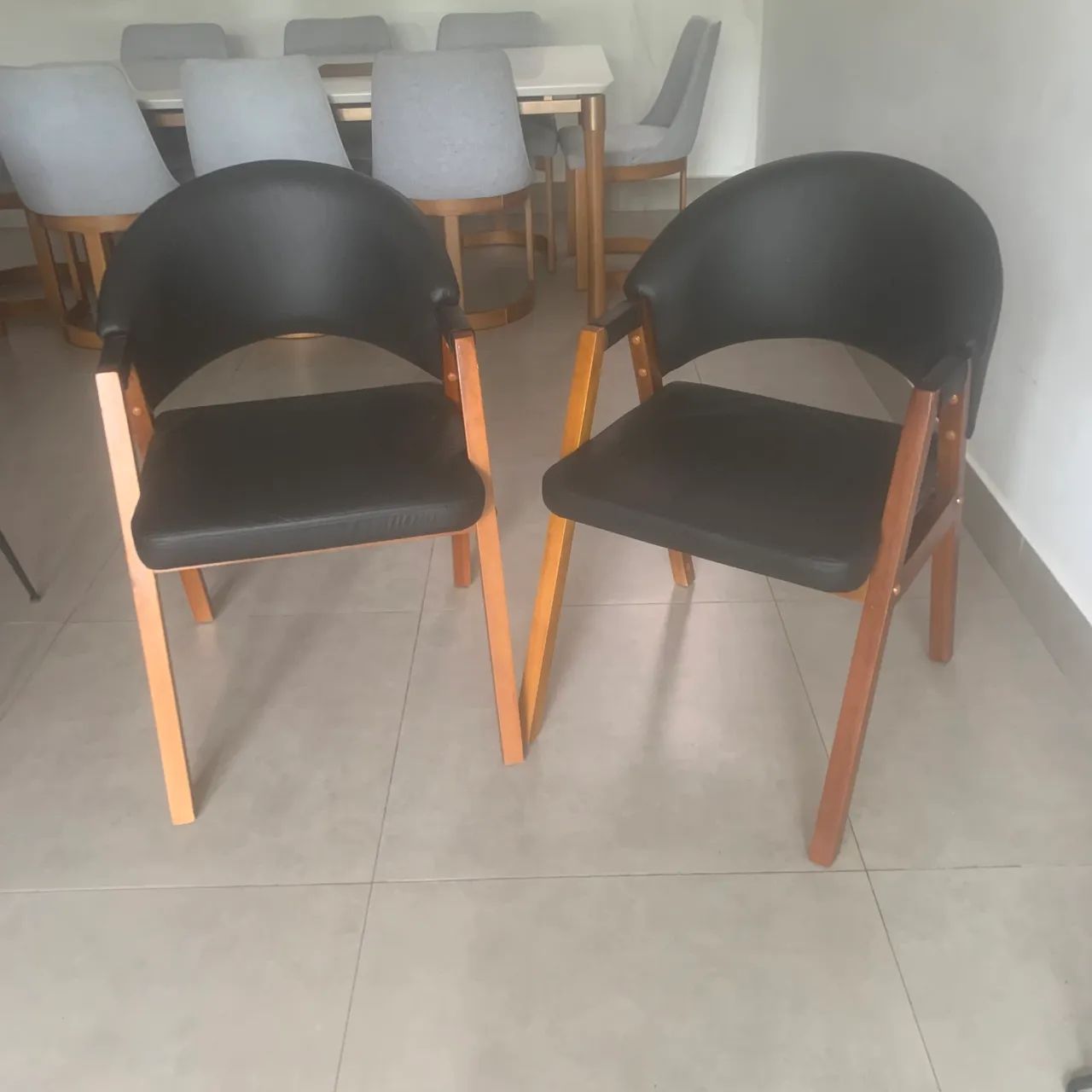 Poltronas cadeiras em couro ecológico 