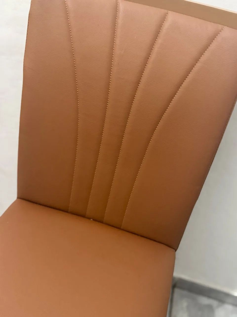 Conjunto de mesa e 4 cadeiras de madeira  - Foto 5
