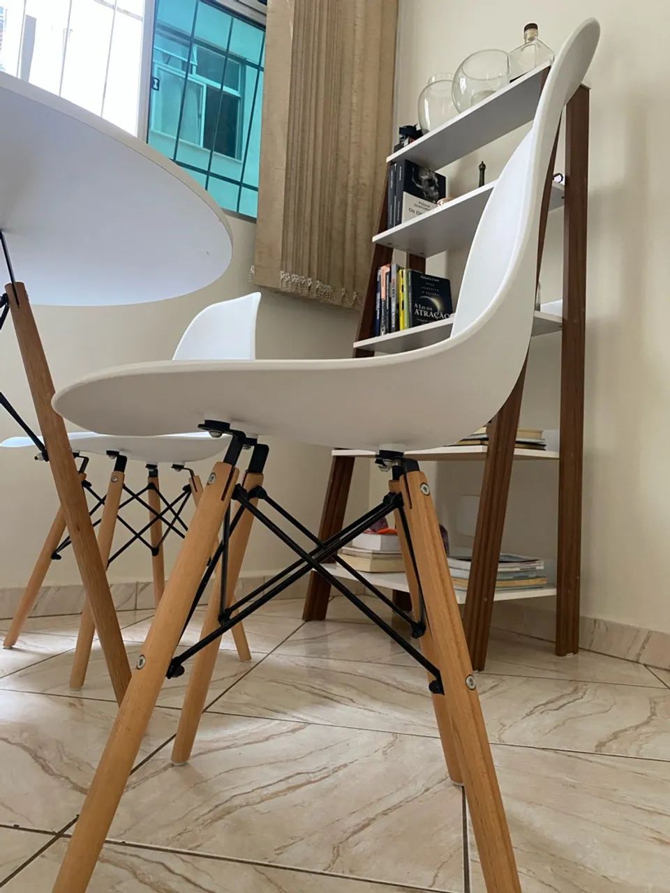 Mesa Eiffel + 4 Cadeiras Eames - Foto 3