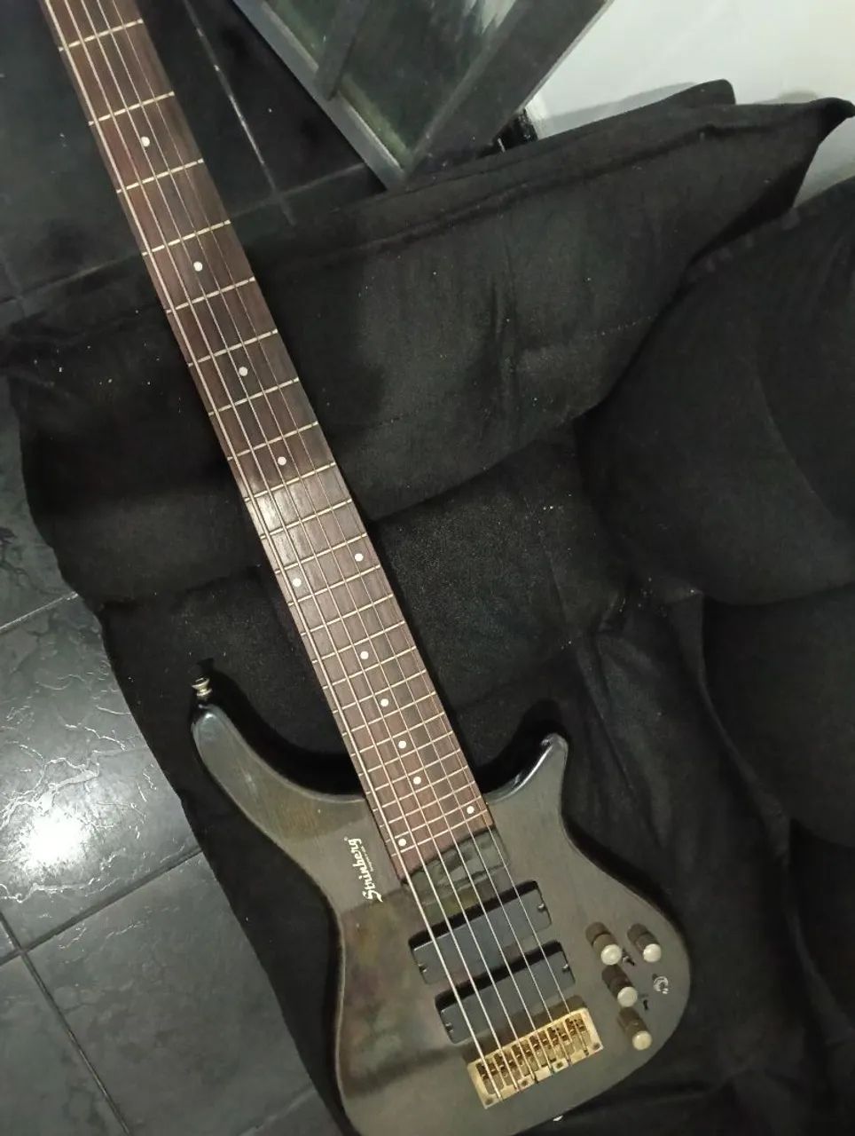 Baixo de 6 cordas 