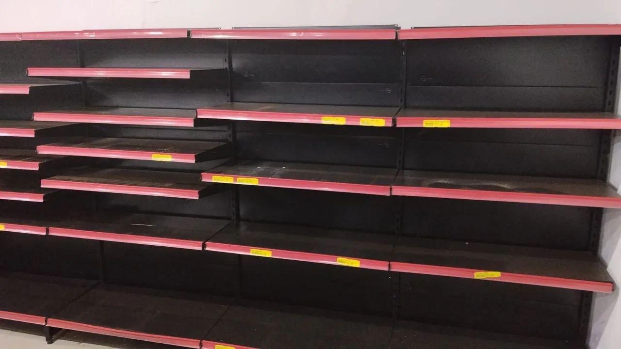 Gôndolas de parede reforçadas  cada 1 metro - Foto 3