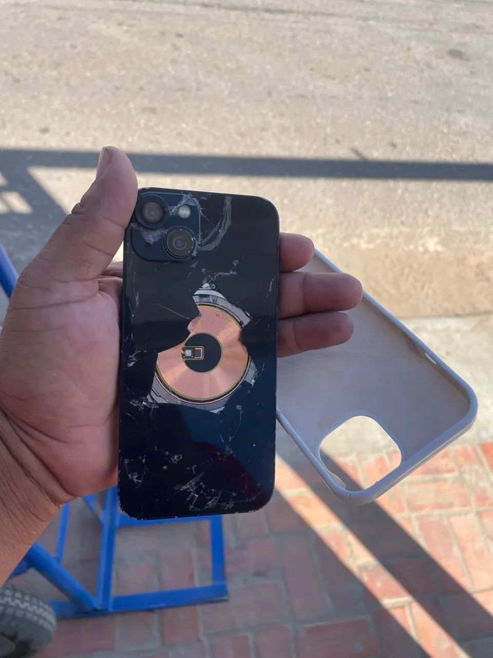 Vendo ou troco iPhone 13 - Foto 2