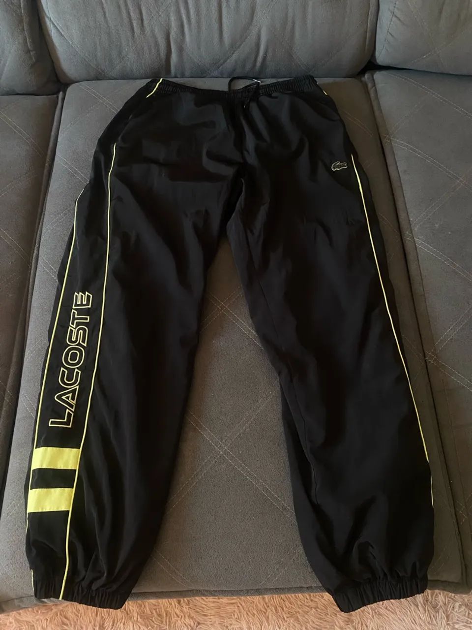 Calça Lacoste letreiro 