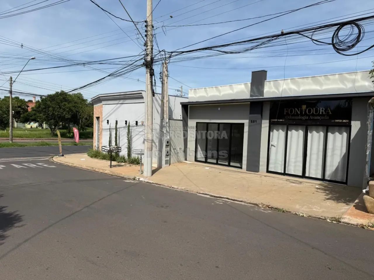 Salão com banheiro com acessibilidade e garagem para 2 veículos - Foto 2