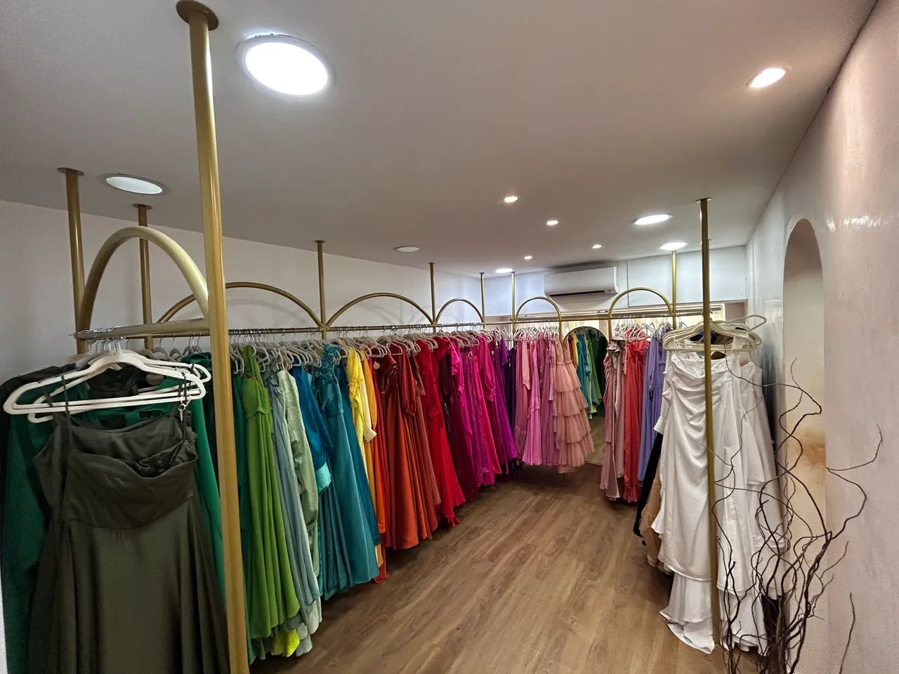 Araras para loja de roupas