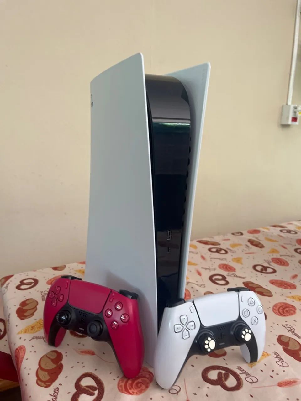 Play 5 com 2 controles  - Foto 2