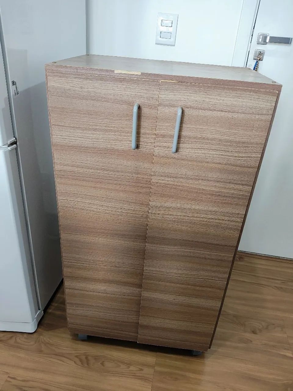 Armário multiuso com rodinhas
