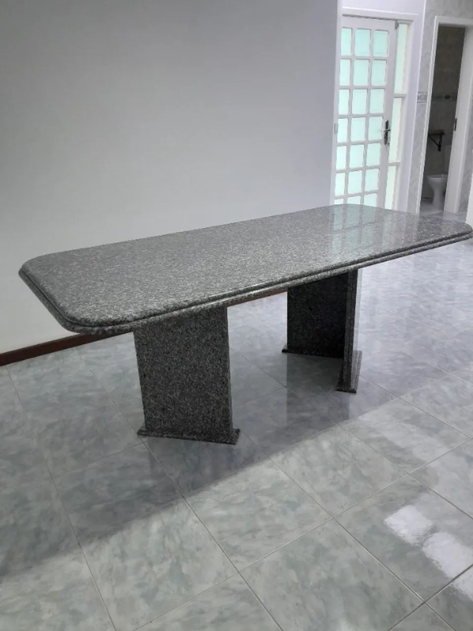 Mesa em granito cinza