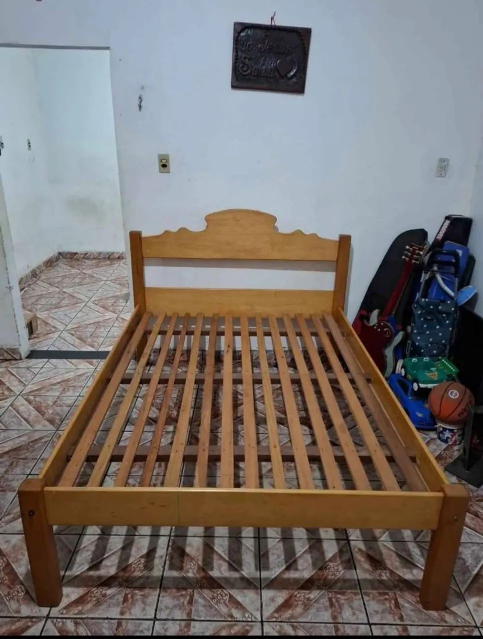Cama de casal de madeira 