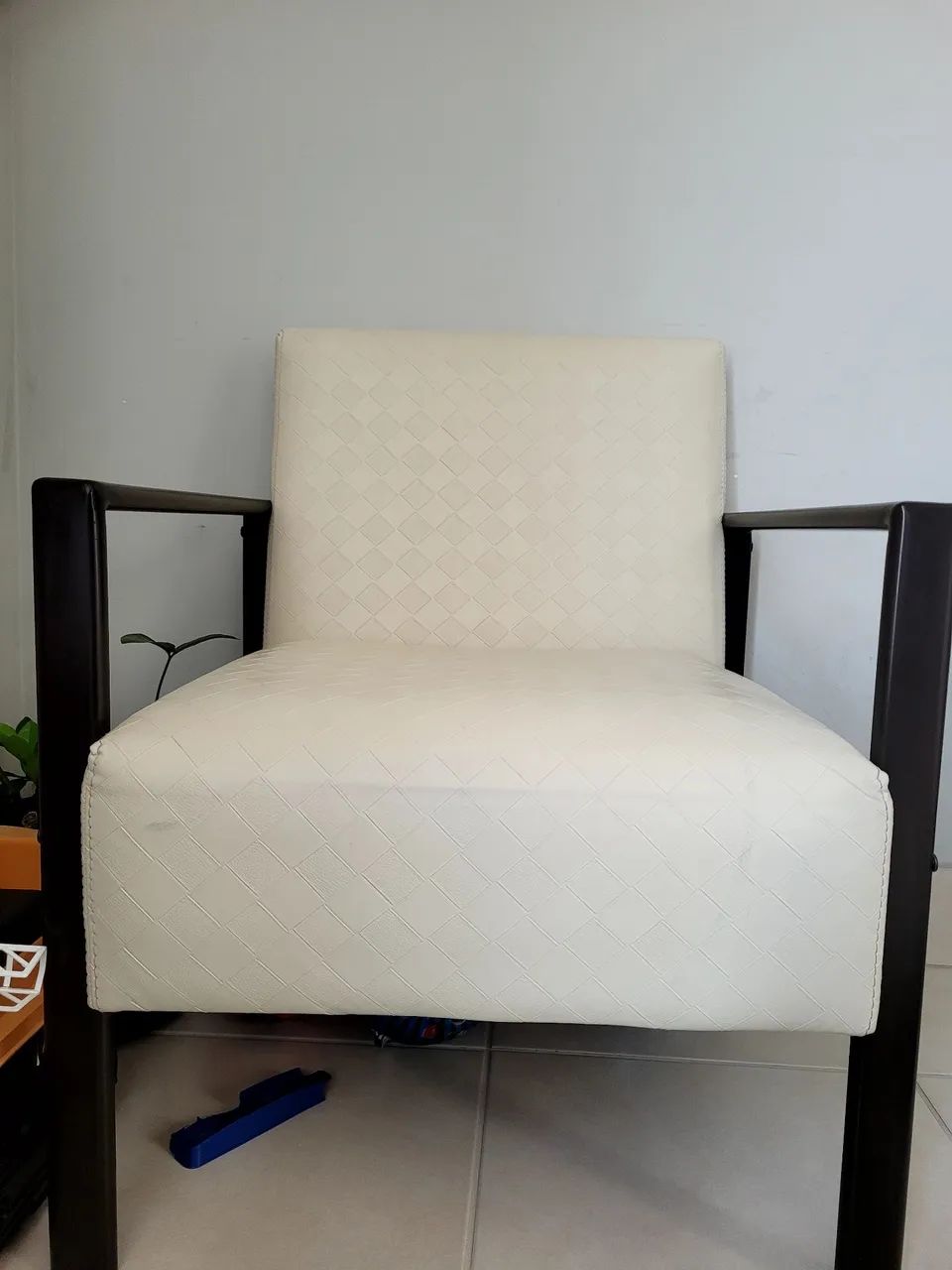 Cadeira branca para sala/ área externa