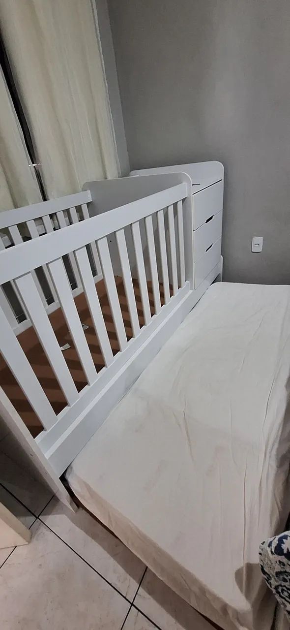 Berço com cama auxiliar e cômoda 
