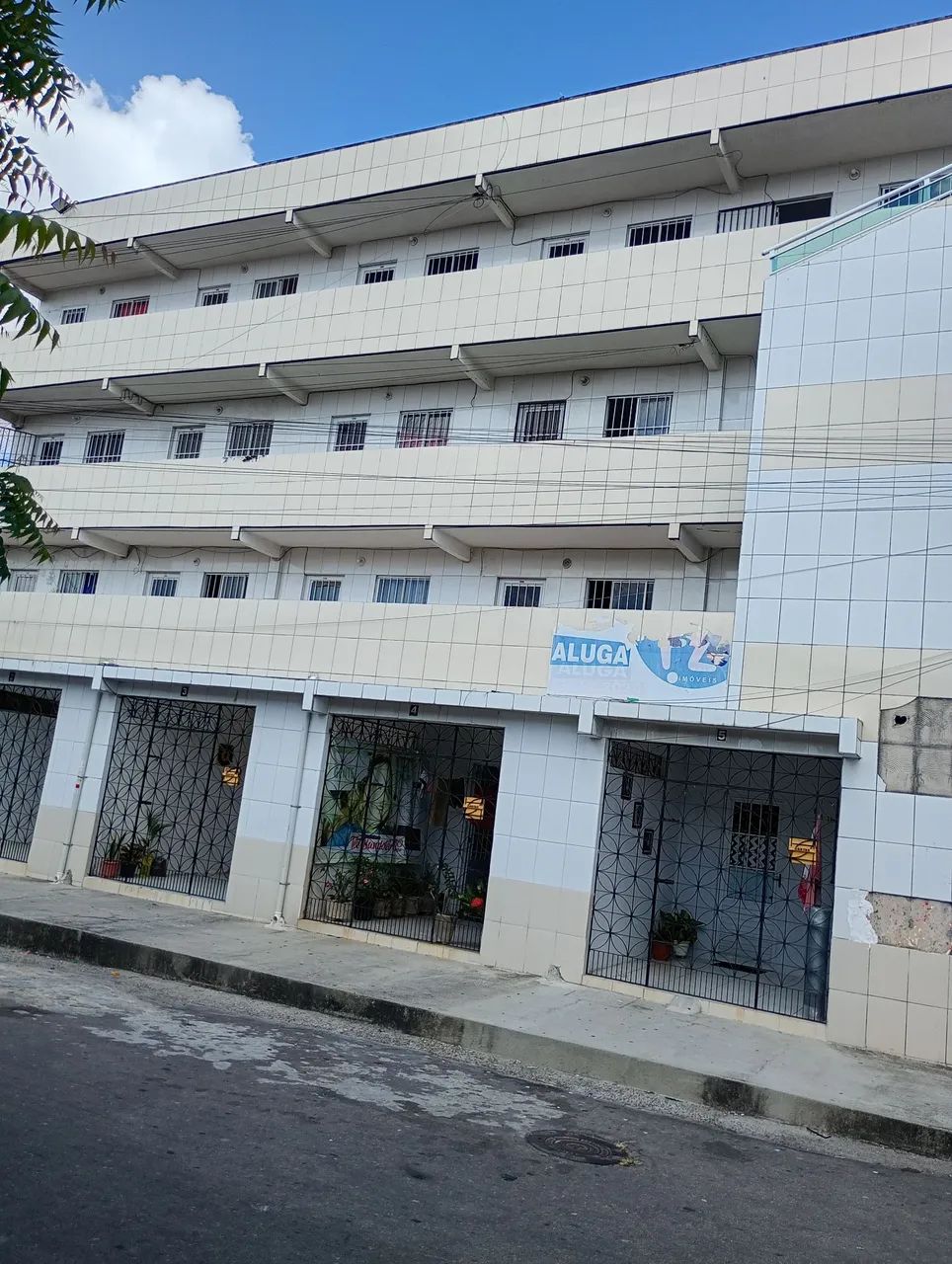 Alugo apartamento no Montese