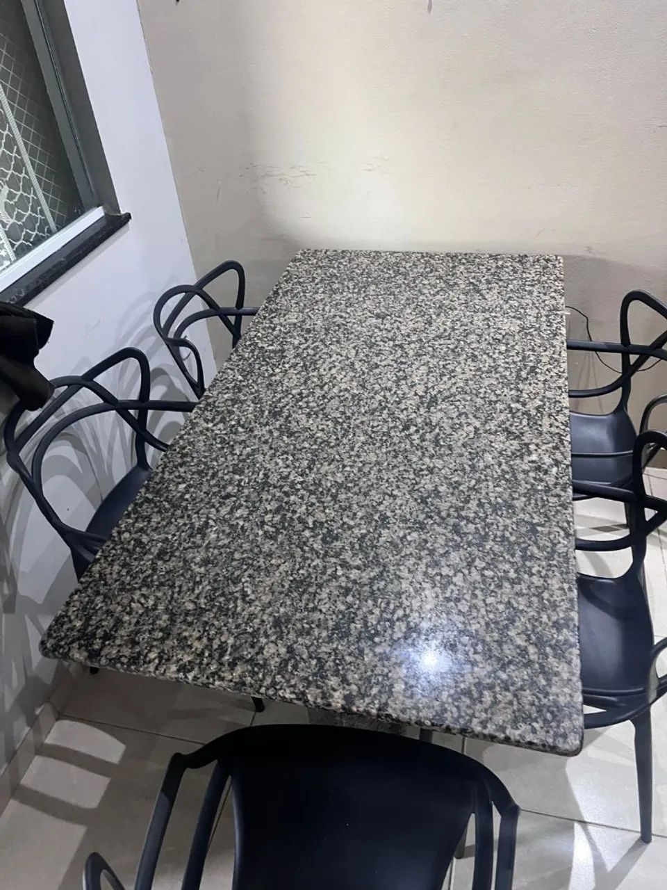 Mesa de mármore com 5 cadeiras 