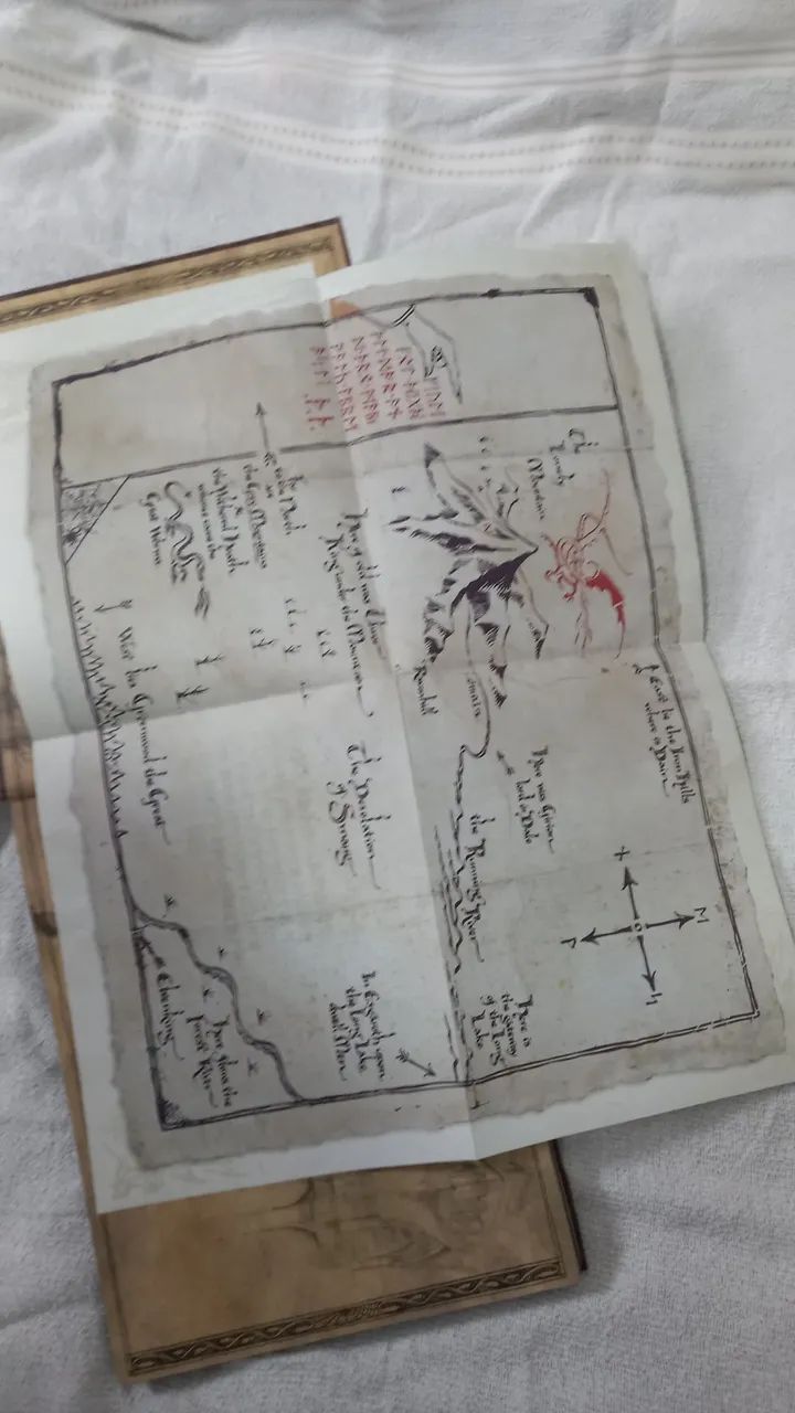 Livro  o Hobbit  chronicles art e desing  - Foto 4
