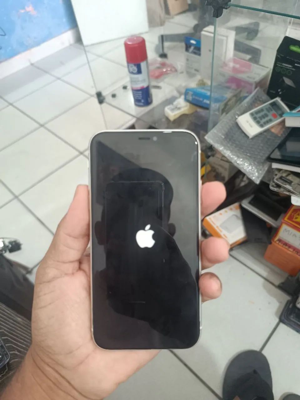 iPhone 11 pra vender vai com carregar película e duas capa  - Foto 3