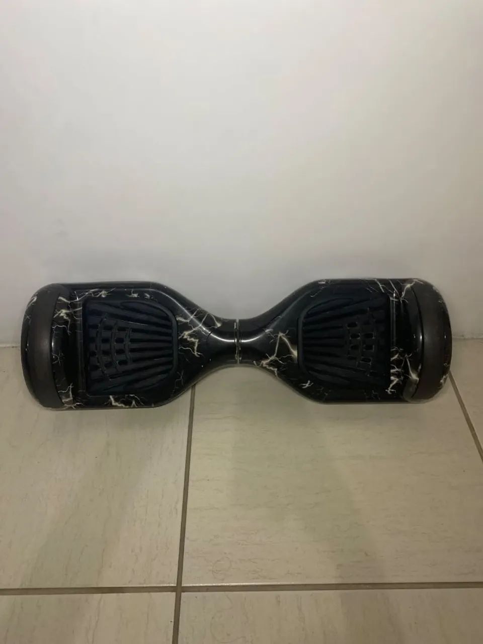 Hoverboard elétrico preto com estampa de raio 