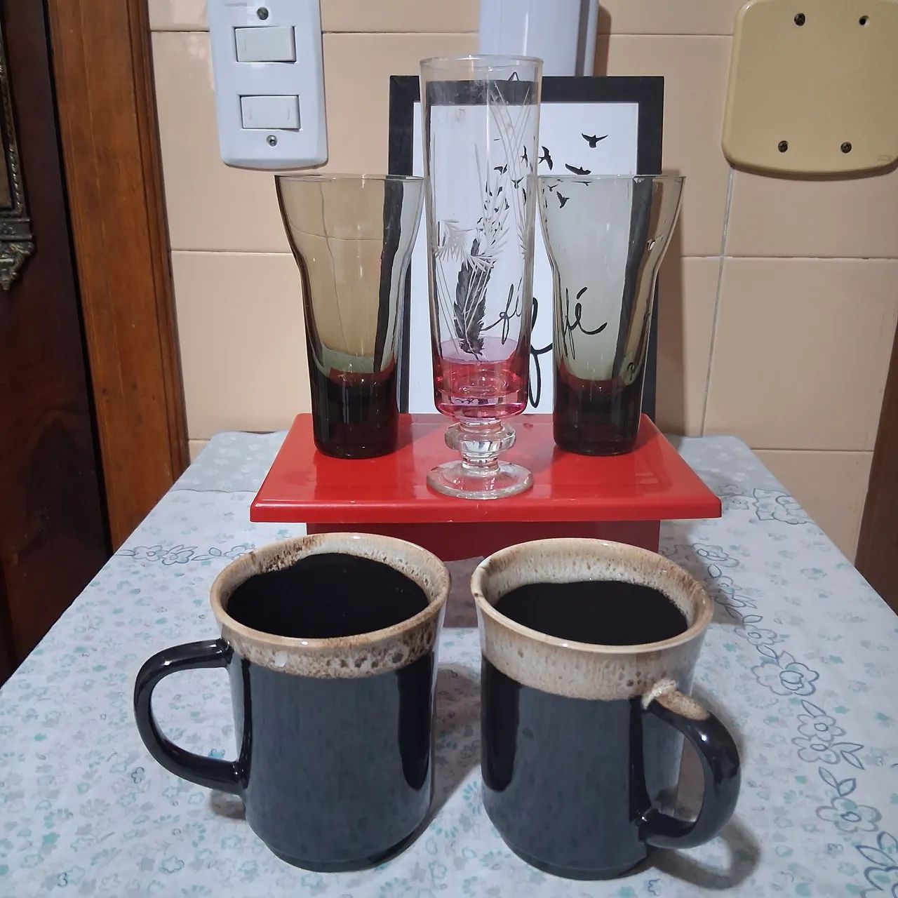 Kit5 peças,  2 canecas,  1 taça alta elegante,  2 copos estreitos, altos e delicados.