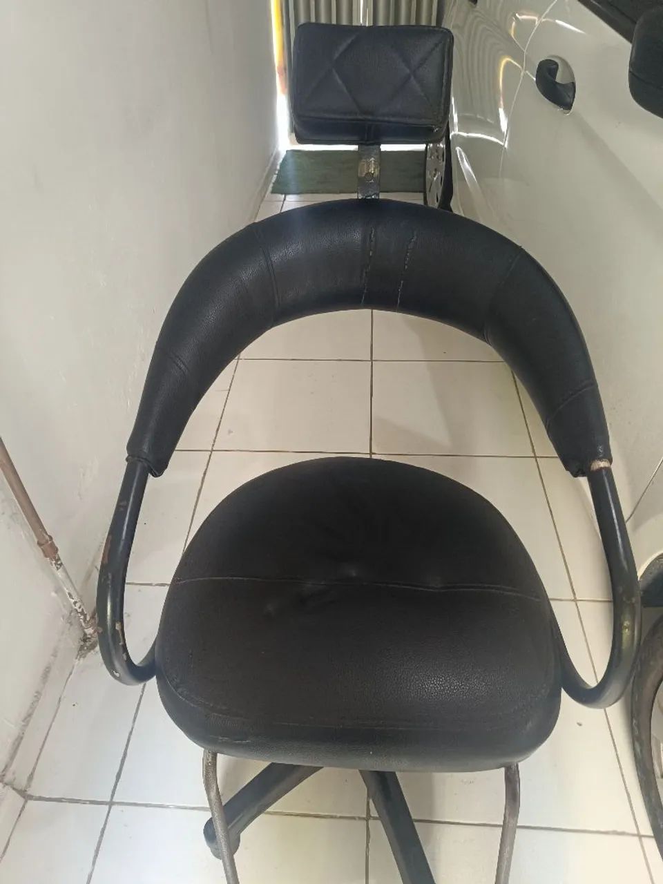 Vende-se cadeira de barbeiro semi nova - Foto 2