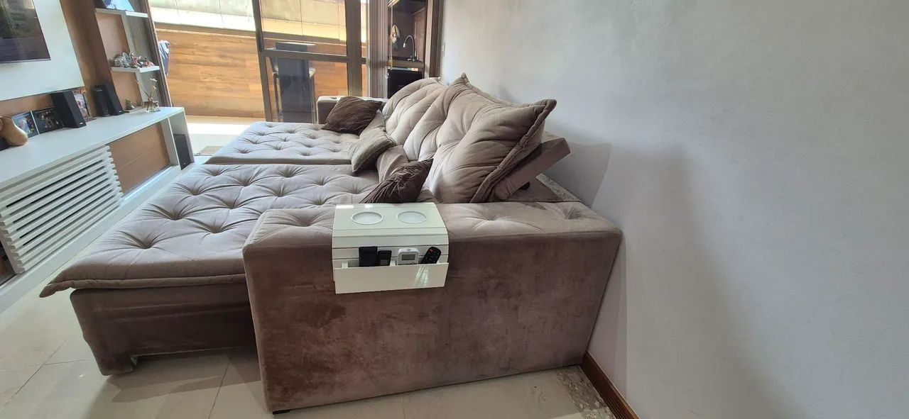 RECLINING SOFA IN EXCELLENT CONDITION467354016610396165
