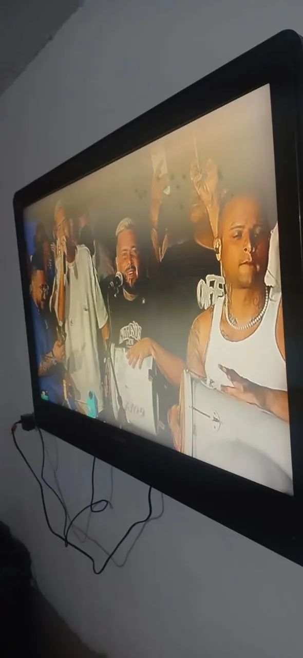 Vendo TV Monitor 42 polegadas precisa de conversor digital para canais abertos  - Foto 2