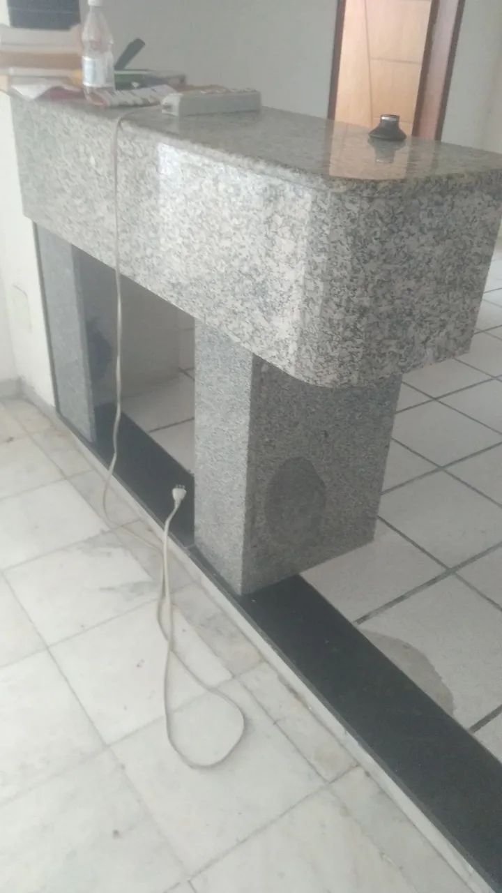 Balcão  todo de granito de 1metro e meio